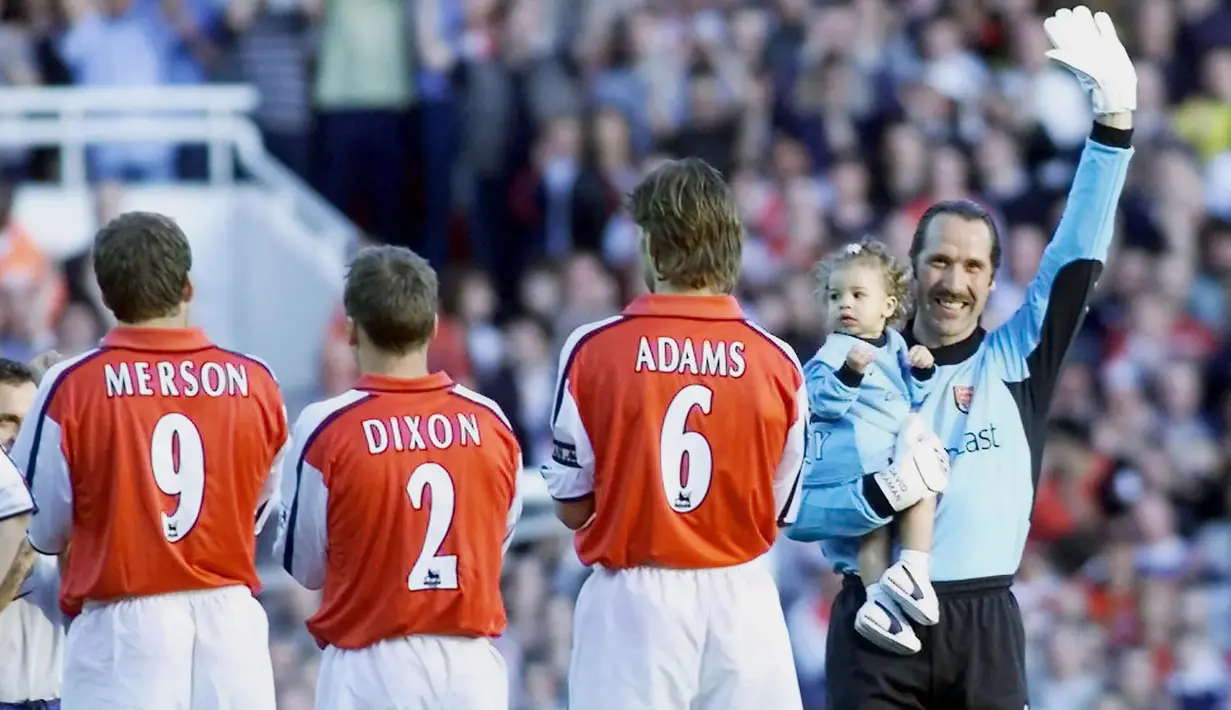 David Seaman yang pensiun pada Januari 2004 bersama Manchester City tercatat pernah mengawal gawang Arsenal selama 13 musim mulai 1990/1991 hingga 2002/2003. Bersama Timnas Inggris ia total mengoleksi 75 caps dan pernah satu kali menjabat kapten Three Lions saat menang 4-0 atas tamunya Moldova pada laga Grup 2 kualifikasi Piala Dunia 1998 (10/9/1997). (AFP/Gerry Penny)