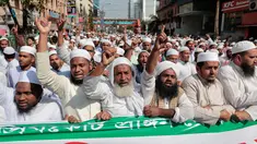 Pendukung dan simpatisan Hefazat-e-Islam melakukan aksi protes menuntut patung Lady Justice dihapus di kompleks Mahkamah Agung, Dhaka, Bangladesh, (24/2). Hefazat-e-Islam adalah gabungan organisasi Islam di Bangladesh. (AP Photo / A.M. Ahad)