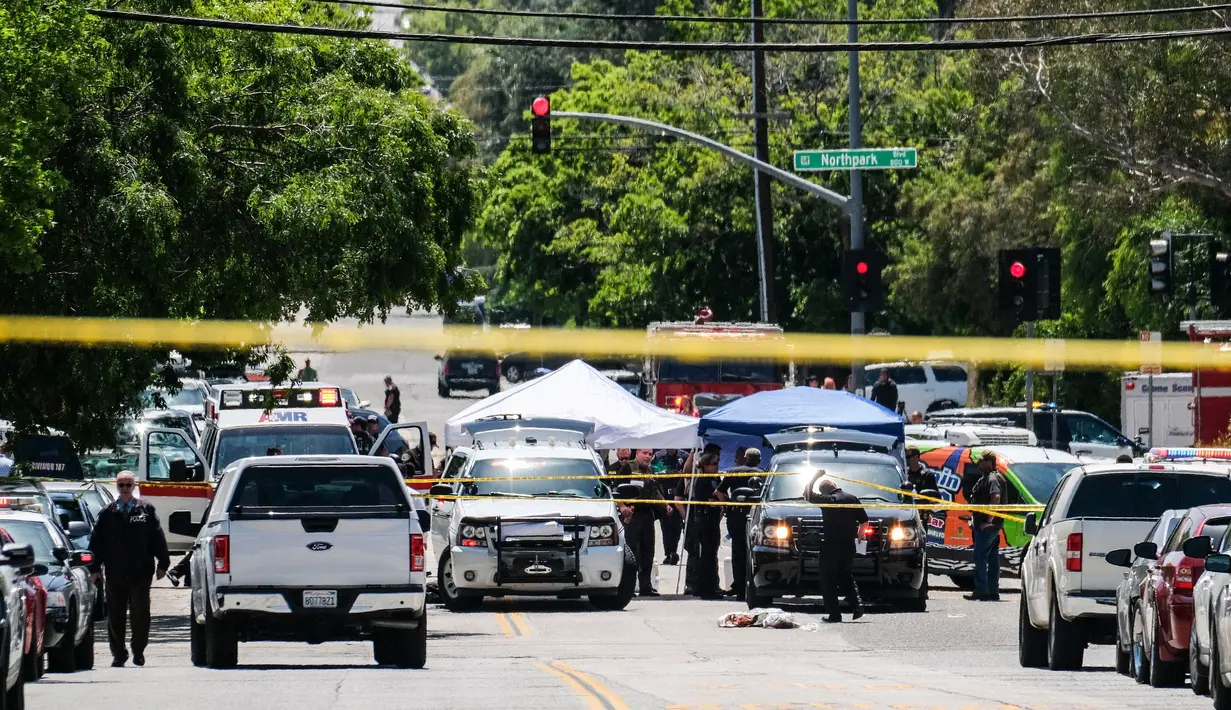 Polisi melakukan penyelidikan setelah insiden penembakan di Sekolah Dasar North Park di San Bernardino, California, Senin (10/4). Pelaku diduga bunuh diri setelah melakukan aksi penembakan di dalam sebuah kelas di SD tersebut. (AP Photo/Ringo H.W. Chiu)