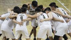 Para pemain Banten merayakan kemenangan atas Jawa Tengah pada laga final Pomnas XVI 2019 di GOR Soemantri Brodjonegoro, Jakarta, Selasa (24/9). Banten menang 90-68 atas Jateng. (Bola.com/Vitalis Yogi Trisna)