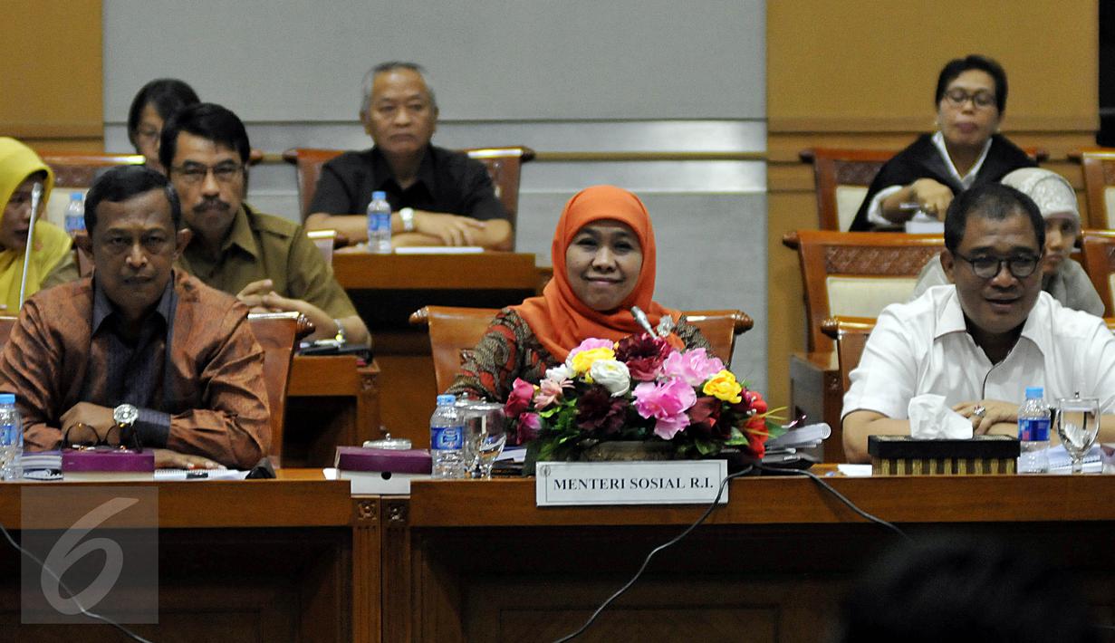 Menteri Sosial (Mensos) Khofifah Indar Parawansa (tengah) saat mengikuti Rapat Kerja (Raker) dengan Komisi VIII DPR di Kompleks Parlemen Senayan, Jakarta, Rabu (20/1). (Liputan6.com/JohanTallo)