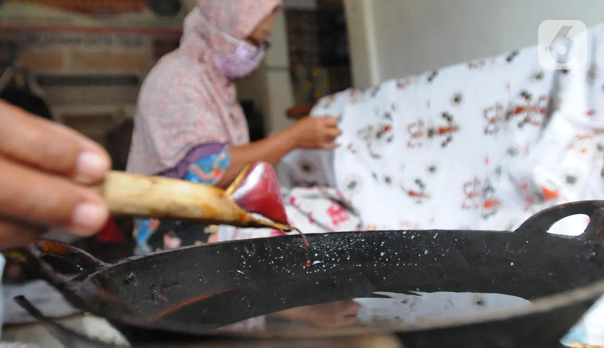 Warga menyelesaikan pembuatan batik di sentra batik Depok Tradjumas, Kamis (24/2/2022). Produksi Batik Depok kembali menggeliat setelah diberlakukannya pembelajaran tatap muka (PTM) Kota Depok di mana murid SD dan SMP menggunakan seragam batik produksi mereka. (merdeka.com/Arie Basuki)