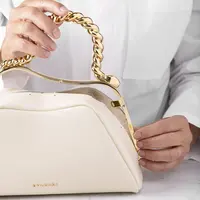 Dibuat dari nubuck leather dan satin yang lembut, Serpentine Top Handle memadukan tekstur sensual dengan kemewahan struktur metaliknya. Gagang tasnya tak sekadar hiasan, tetapi perwujudan dari filosofi BVLGARI: beauty through craftsmanship. [Dok/BVLGARI].