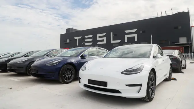 Kendaraan Tesla Model 3 yang diproduksi di China (made in China) di gigafactory Tesla yang terletak di Shanghai, China pada 26 Oktober 2020. Tesla, pabrikan mobil AS, mengumumkan akan mengekspor 7.000 kendaraan Model 3 yang diproduksi di China ke Eropa pada Selasa (27/10). (Xinhua/Ding Ting)