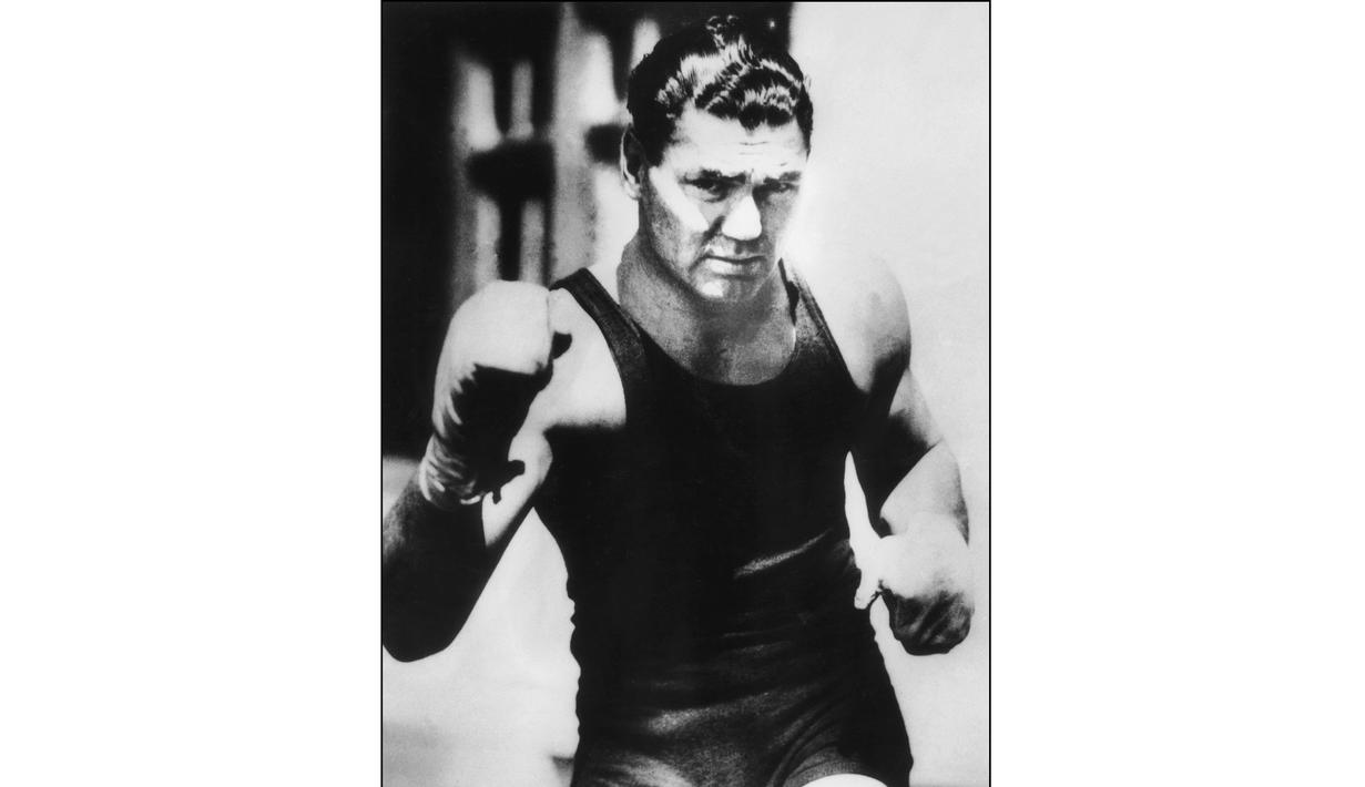 Jack Dempsey, seorang petinju liar dan brutal dimasanya. Rekor 66 kemenangan (50 KO) dan kalah 6 kali. Setiap bertanding tiketnya laris dan mampu meraih bayaran sebesar $1 juta dalam satu pertandingan. (AFP/OFF/Files)