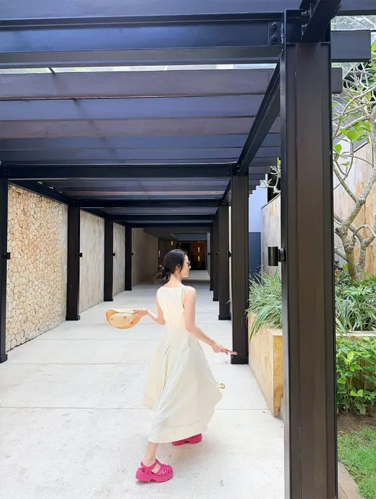 Selain wajah naturalnya, pilihan outfit Lim Ji Yeon selama liburan juga mencerminkan estetika quiet luxury yang sedang digemari. Ia terlihat mengenakan dress putih tanpa lengan dengan potongan longgar yang nyaman untuk cuaca tropis Bali. [@limjjy2]