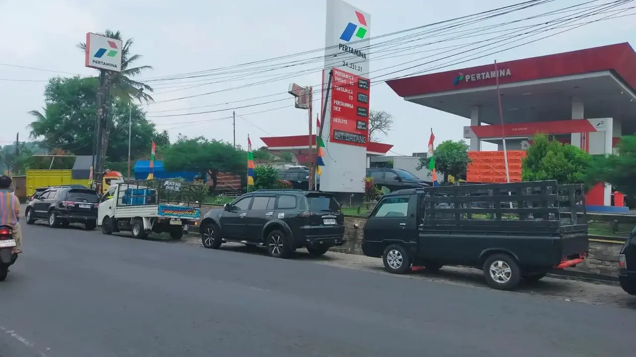 Antrean truk di SPBU Lampung