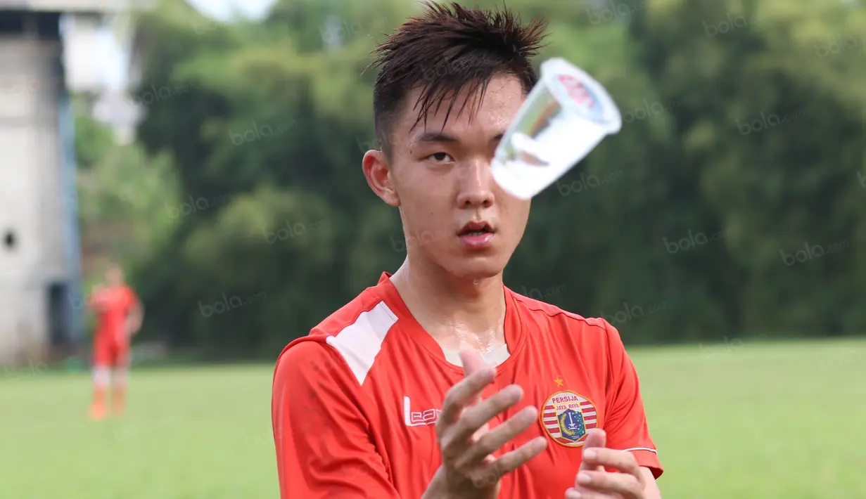 Pemain anyar Persija Jakarta, Sutanto Tan, saat membela timnya melakukan uji coba melawan Villa 2000 di Lapangan POR Pelita Jaya, Sawangan, Sabtu (23/4/2016). (Bola.com/Nicklas Hanoatubun)