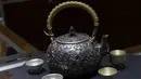 Satu set peralatan minum teh dari perak di sebuah bengkel pembuatan kerajinan perak di Wilayah Danzhai, Provinsi Guizhou, China pada 17 November 2020. Menjelang perayaan Tahun Baru Etnis Miao, sebuah bengkel pembuatan produk perak memasuki musim puncak penjualan.. (Xinhua/Yang Ying)