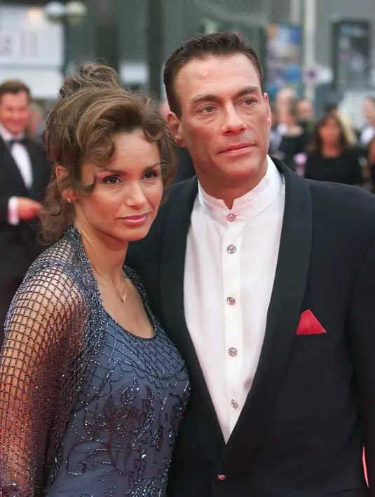 Jean-Claude Van Damme pertama kali menikah dengan Gladys Portugues pada 1987-1992. Pasangan ini menikah kembali pada tahun 1999 dan masih bersama hingga kini. Mereka memiliki dua anak, Kristopher dan Bianca. (AFP/Bintang.com)