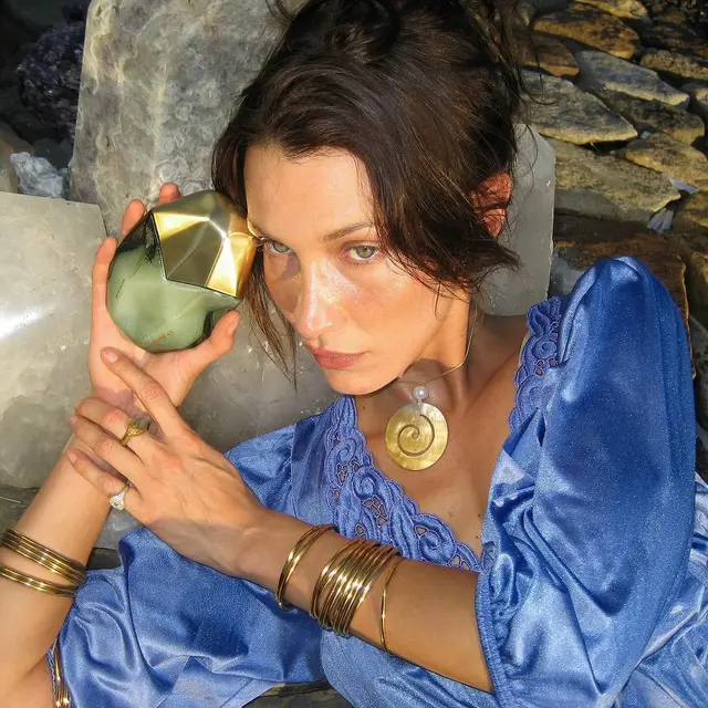 Bella Hadid (Instagram/orebella)