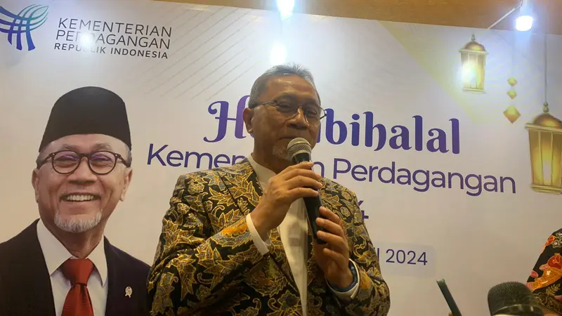 Menteri Perdagangan (Mendag) Zulkifli Hasan dalam acara Halal Bihalal di Kantor Kementerian Perdagangan, Jakarta pada Kamis (25/4/2024). (Tasha/Liputan6.com)