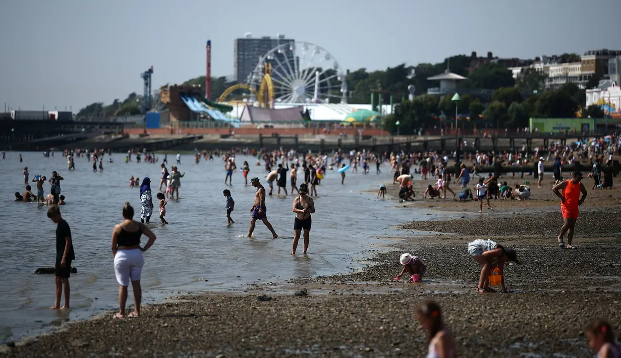Meski dilanda gelombag panas, namun warga Inggris justru memadati kawasan pantai Southend-on-Sea. (HENRY NICHOLLS/AFP)