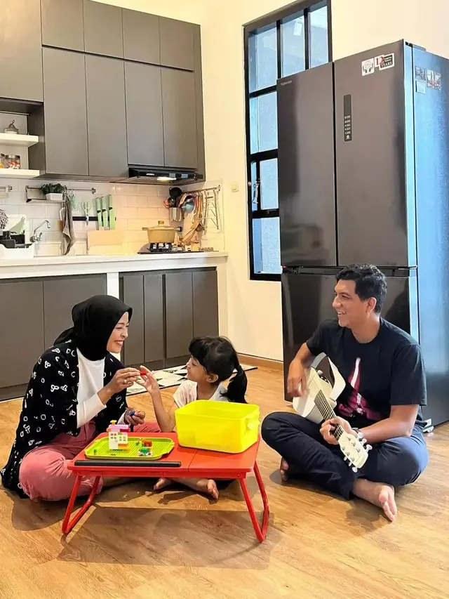 Potret Area Dapur Tantri Kotak di Bawah Tangga