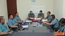 Citizen6, Tanjung Priok: Kepala Dispen Kolinlamil Letkol Laut (KH) Maman Sulaeman, menerima Tim Wasrikral Kolinlamil di pimpin Inspektur Kolinlamil Kolonel Laut (P) Chairil Hapri, di Gedung Laut Banda, Mako Kolinlamil, Tanjung Priok, Senin (22/10). (Pengi