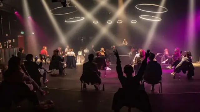 New Normal, Pengunjung Klub Malam Ini Nikmati Musik Sambil Duduk Berjarak