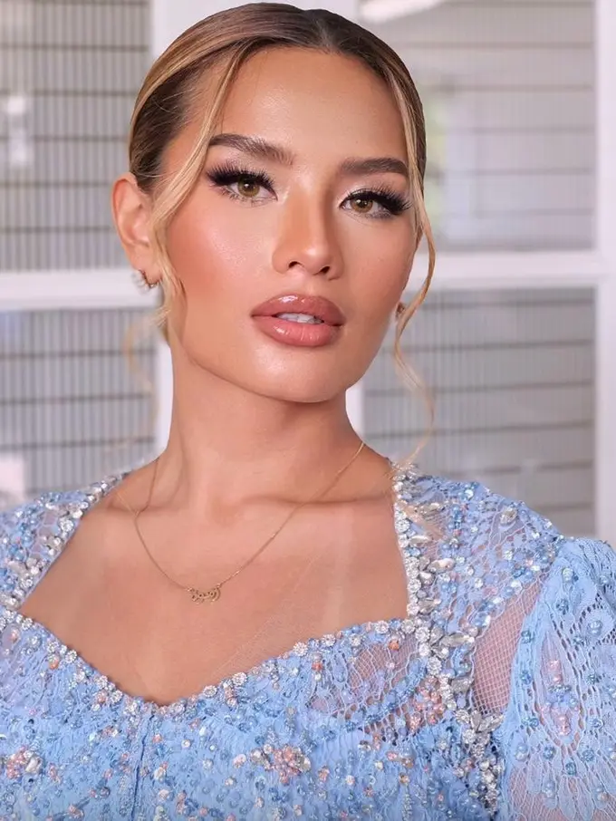Pesona Zahwa Massaid di Acara 7 Bulanan Aaliyah Massaid, Tampilkan Kulit Tan Eksotis dengan Riasan Soft Glam