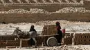 Para wanita bekerja di pabrik batu bata di sebuah pabrik batu bata di Nahrawan, Irak tenggara, Baghdad, Kamis (24/5/2021).  Para pekerja bekerja 12 jam sehari dengan upah sekitar USD$ 15. (AP Photo/Hadi Mizban)