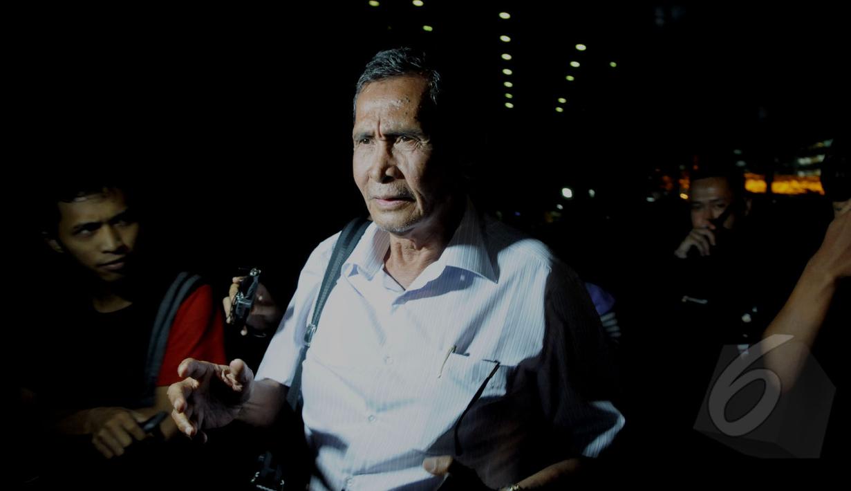 Anggota Tim 9, Tumpak Hatorangan Pangabean meninggalkan gedung KPK, Jakarta, Selasa (14/04/2015). Kedatangan Tumpak bersama Wakil Ketua Tim 9 Jimly Asshiddiqie disebut-sebut untuk rapat dengan Pimpinan KPK. (Liputan6.com/Andrian M Tunay)