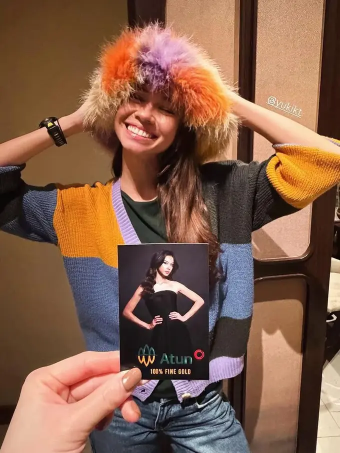 Rayakan Ulang Tahun ke-31, Gaya Playful Yuki Kato dalam Balutan Cardigan Warna-Warni Jadi Sorotan