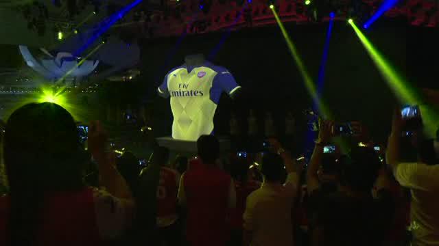 Arsenal melakukan peluncuran perdana jersey tandang di depan suporternya di Singapura