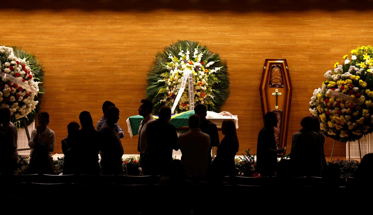 Carlos Alberto Torres meninggal pada usia 72 tahun akibat serangan jantung, dan disemayamkan di Brazilian Football Confederation (CBF), Rio de Janeiro, Brasil, (25/10/2016). (Reuters/Ricardo Moraes)
