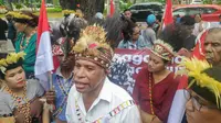 Sejumlah massa yang mengatasnamakan 'Rakyat Papua Jakarta' melakukan aksi di depan kantor Menko Polhukam. (Liputan6/Putu Merta)