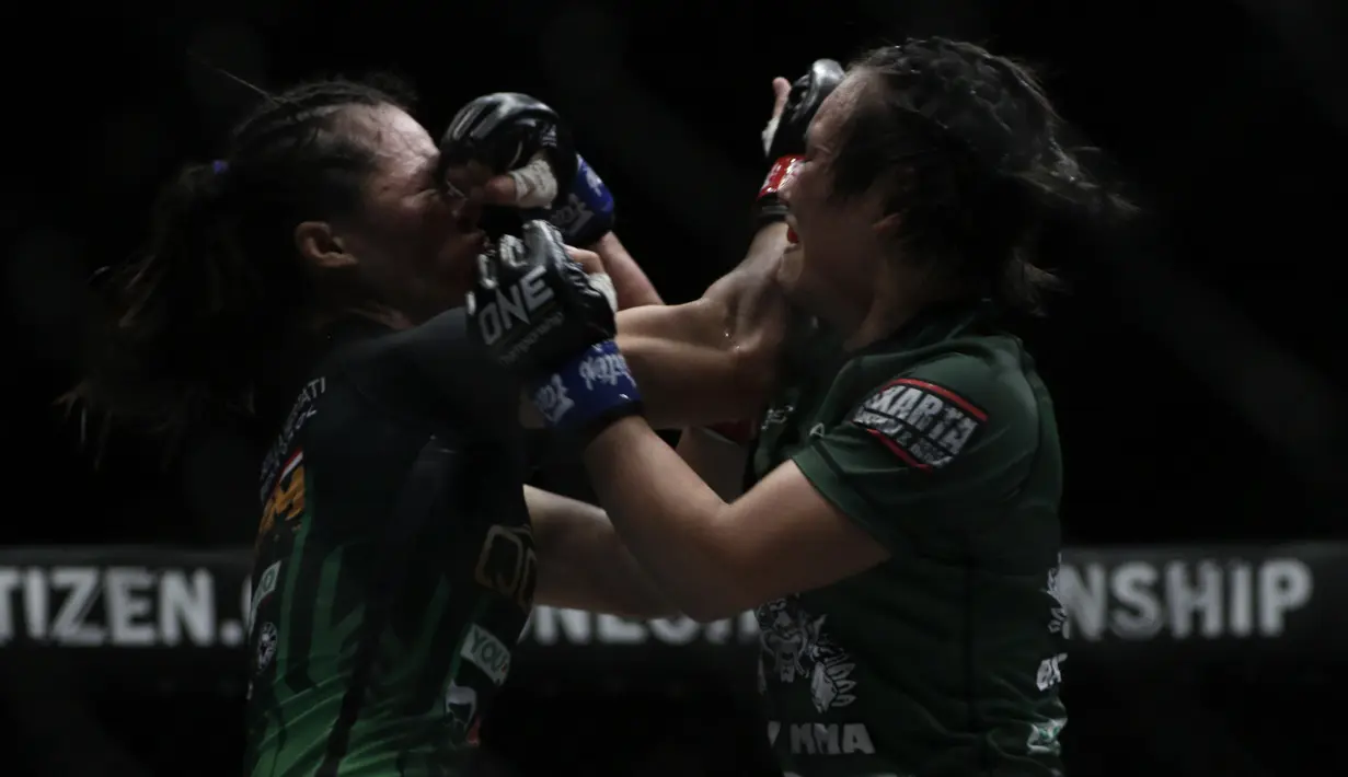 Petarung MMA asal Indonesia, Priscilla Lumban Gaol, saat melawan Bozhena Antoniyar pada laga ONE Championships: Dawn of Valor di Istora Senayan, Jakarta, Jumat (25/10). Priscilla menang atas Bozhena. (Bola.com/Yoppy Renato)