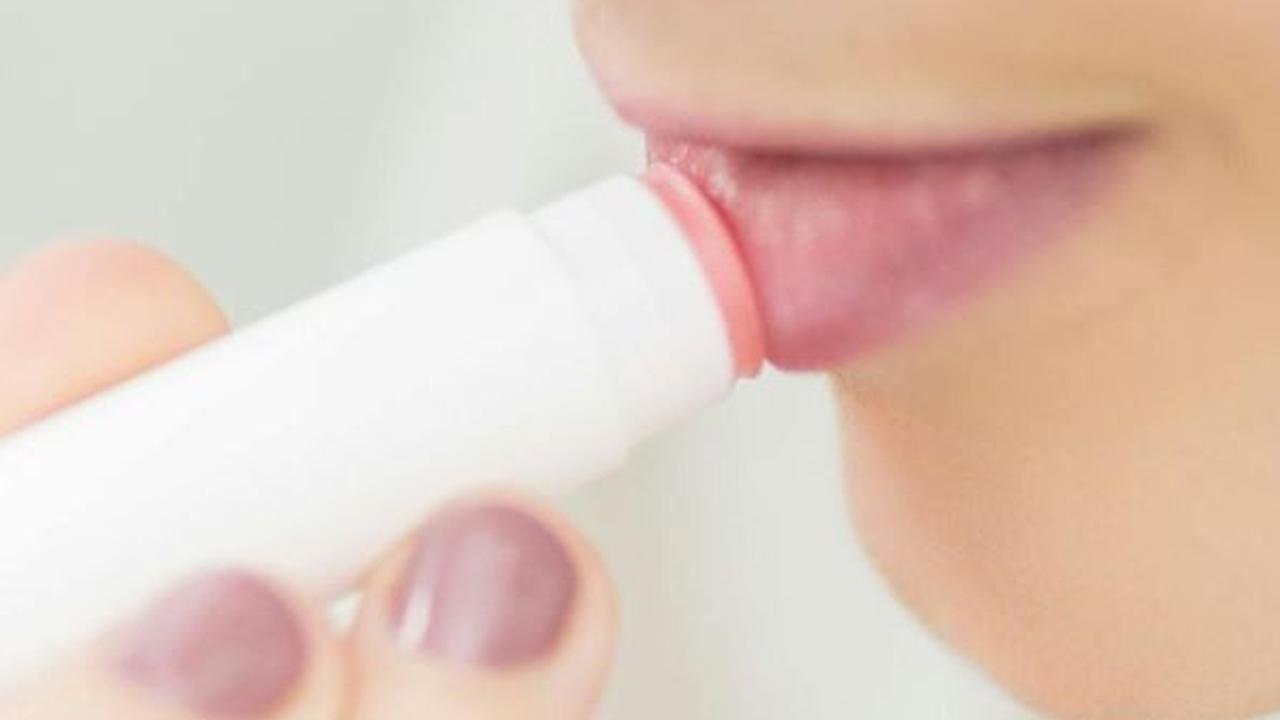 2.&nbsp;Manfaatkan Lip Balm untuk Kelembapan Ekstra