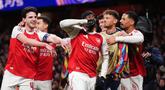 Pemain Arsenal merayakan gol yang dicetak oleh Noni Madueke ke gawang Bayern Munchen dalam laga Liga Champions 2025/2026 di Emirates Stadium, London, Rabu (26/11/2025) waktu setempat. (AP Photo/PA/John Walton)