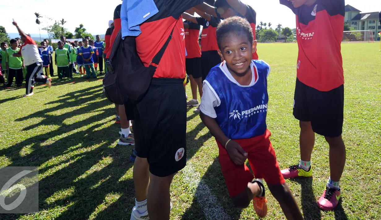 Seorang anak berlari usai ikut pelatihan singkat di Korem Manokwari, Papua Barat, Selasa (16/8). Jelang perayaan HUT RI ke-71, PT Pertamina mengadakan pelatihan singkat dan laga trofeo di Manokwari. (Liputan6.com/Helmi Fithriansyah)