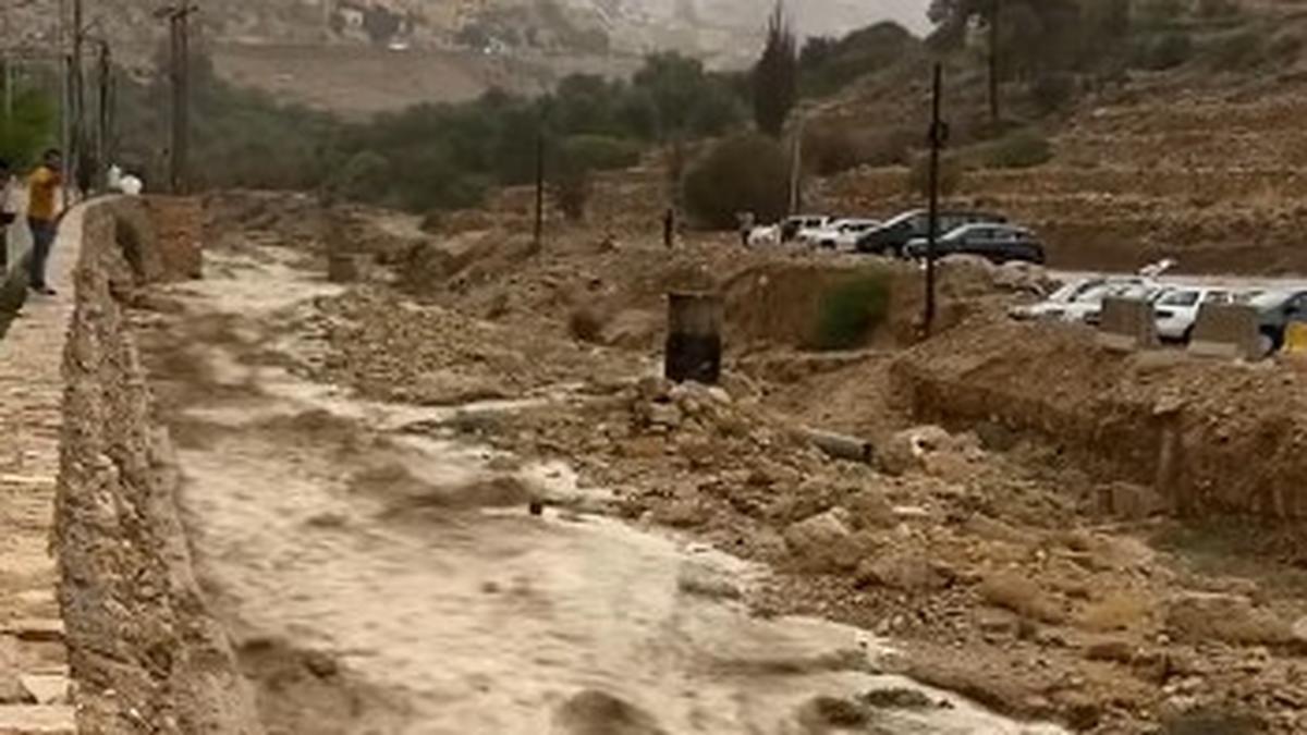 Anomali Cuaca Timur Tengah: Banjir Bandang Terjang Kota Tua Petra Tewaskan 2 Orang, Arab Saudi Tertutup Badai Debu - Global Liputan6.com
