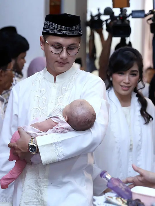 Acara aqiqah digelar pada sekitar pukul 10.30 WIB. Terdengar lantunan Shalawat dan Asmaul Husna dari ibu-ibu pengajian yang hadir saat itu dan tentunya juga mengenakan pakaian yang serba putih. (Nurwahyunan/Bintang.com)