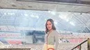 Tak kalah memesona penampilan Shandy Aulia saat nonton konser. Ibu satu anak itu tampil fresh dan manis dengan padu padan long sleeve top biru pastel, mini skirt putih, sneakers, dan sling bag warna pink. [@shandyaulia].