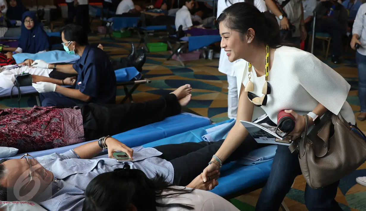 Aktris cantik Dian Sastrowardoyo menyapa seorang pendonor darah dalam acara donor darah di kawasan Senayan, Jakarta, Rabu (13/4). Dalam kesempatan itu, Dian Sastrowardoyo tidak dapat mendonorkan darahnya karena HBnya rendah. (Liputan6.com/Herman Zakharia)