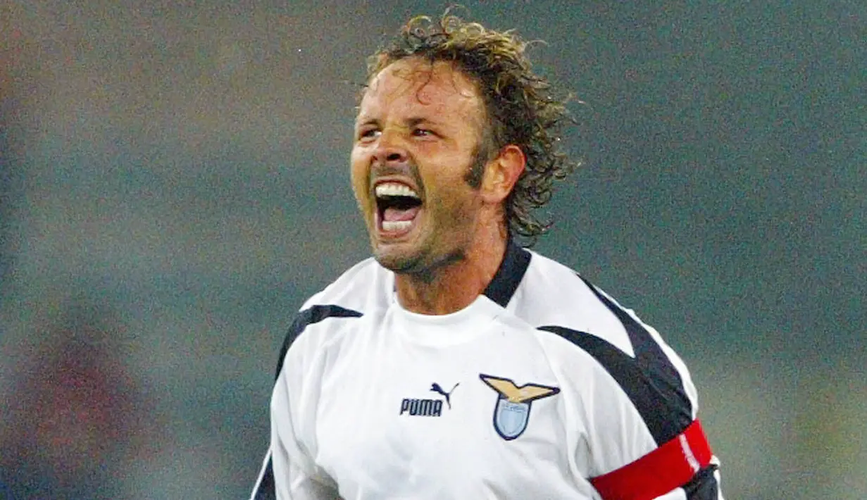 Sinisa Mihajlovic merupakan pemain pertama yang pernah cetak hat-trick dari tendangan bebas di Serie A Italia. Itu terjadi saat Lazio hadapi Sampdoria musim 1998/1999. Bek asal Serbia ini pernah tercatat menjadi pencetak gol terbanyak dari tendangan bebas di Serie A. (Foto: AFP/Patrick Hertzog)
