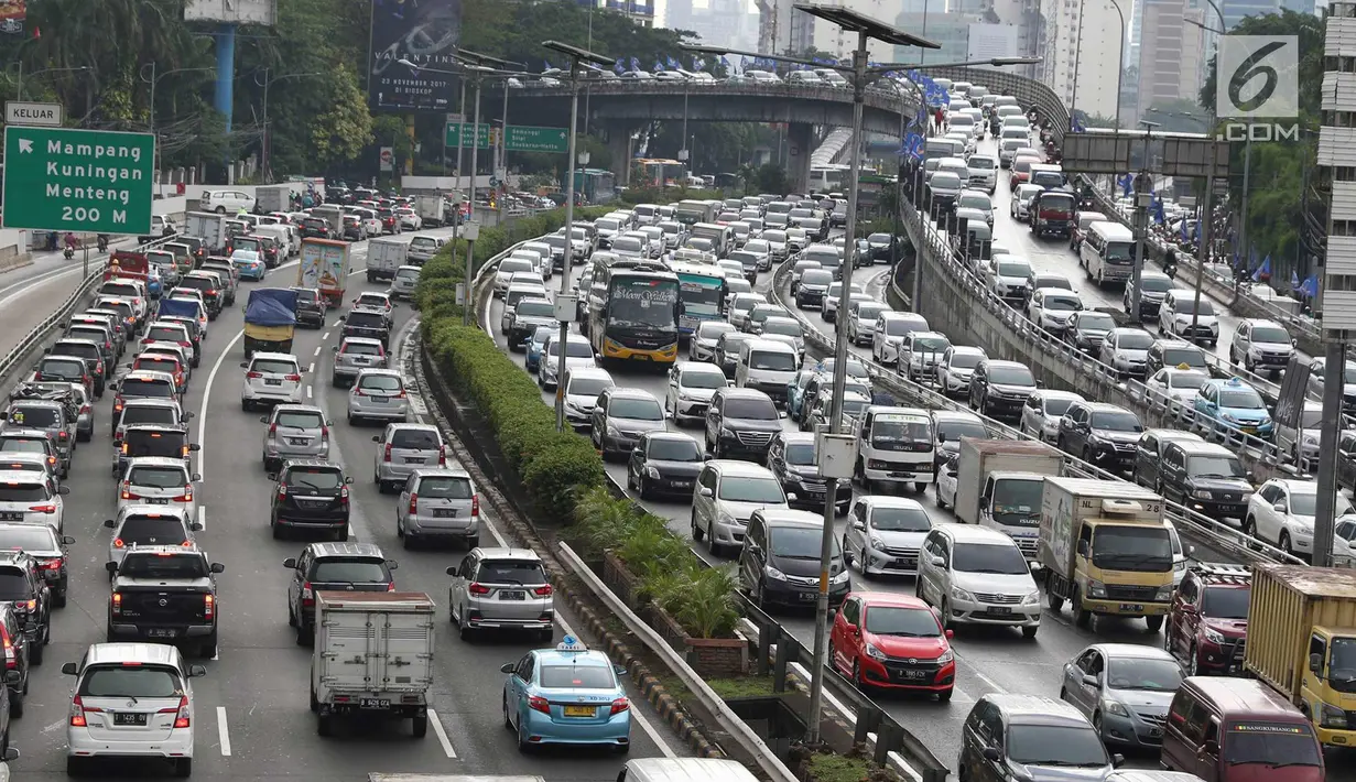 Kendaraan terjebak macet di Jalan Gatot Soebroto dan tol dalam kota, Jakarta, Jumat (16/11). Menteri PPN/Kepala Bappenas Bambang Brodjonegoro menyatakan kemacetan di Jakarta mengakibatkan kerugian sekitar Rp 67,5 triliun. (Liputan6.com/Immanuel Antonius)