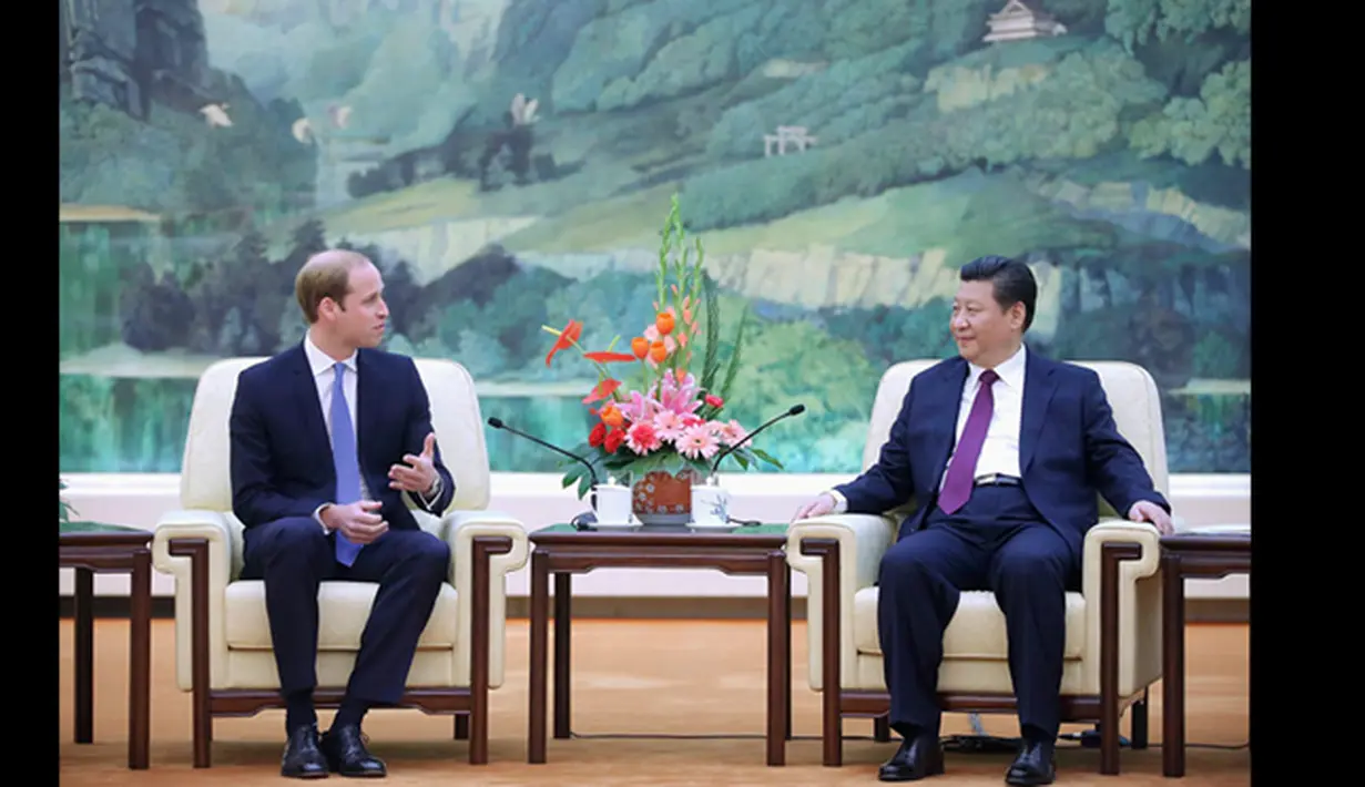 Pangeran William (kiri) saat berbincang dengan Presiden China Xi Jinping, Beijing, China, (2/3/2015). Kedatangan Pangeran William untuk membina hubungan diplomatik antar kedua negara.  (Reuters/Feng Li)