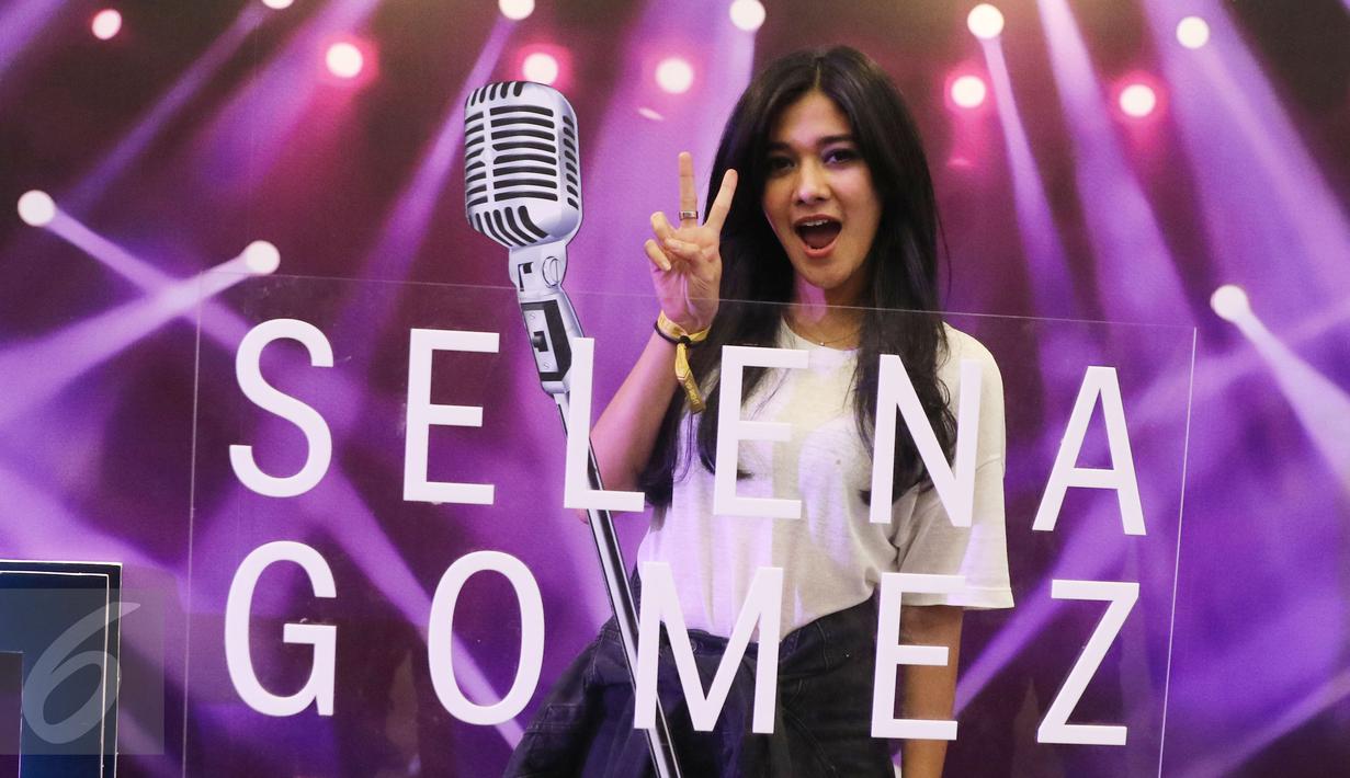 Pesinetron Naysilla Mirdad berpose saat menonton konser pertama penyanyi Selena Gomez di Indonesia yang digelar di Indonesia Convention Exhibition (ICE) BSD, Tangerang Selatan, Sabtu (23/7). (Liputan6.com/Herman Zakharia)