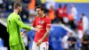 Kiper Manchester United, David de Gea berselebrasi dengan bek timnya, Victor Lindelof pada akhir partai pamungkas Liga Inggris menghadapi Leicester City di Stadion King Power, Minggu (26/7/2020). MU lolos ke Liga Champions musim depan usai mengalahkan Leicester City 2-0. (Michael Regan/Pool via AP)