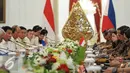 Masalah keamanan perairan Laut Sulu sebagai salah satu topik bahasan dalam pertemuan bilateral antara Indonesia dan Filipina di Istana Merdeka, Jakarta, Jumat (9/9). (Liputan6.com/Faizal Fanani)