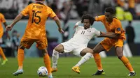 Pemain Qatar,&nbsp;Akram Afif (tengah) berebut bola dengan pemain Belanda,&nbsp;Jurrien Timber saat matchday ketiga Grup A Piala Dunia 2022 yang berlangsung di Stadion Al Bayt, Selasa (29/11/2022). (AP/Lee Jin-man)