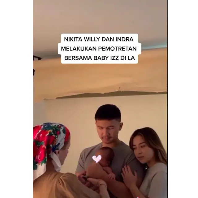 6 Pemotretan Nikita Willy dan Indra Bareng Baby Izz, Outfit Sederhana Tuai Pujian