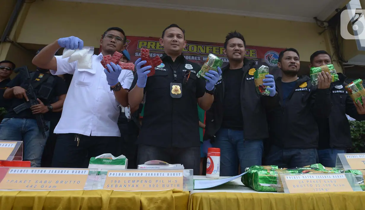 Kasat Narkoba Polres Metro Jakarta Barat Ajun Komisaris Besar Polisi (AKBP) Erick Frendriz berserta jajaran menunjukkan barang bukti saat rilis kasus narkoba jenis sabu dan happy-5 di Polres Jakarta Barat, Kamis (31/10/2019). (merdeka.com/Imam Buhori)