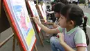 Sejumlah anak asyik melukis maskot Piala Dunia 2022, La'eeb, saat Car Free Day (CFD) di kawasan Sudirman, Jakarta, Minggu (06/11/2022). (Bola.com/M iqbal Ichsan)