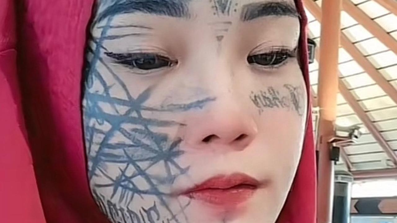 Putuskan Lepas Hijab Usai Hijrah, Intip Potret Terbaru Mondy Tatto Wanita Punk yang Tato di Mata