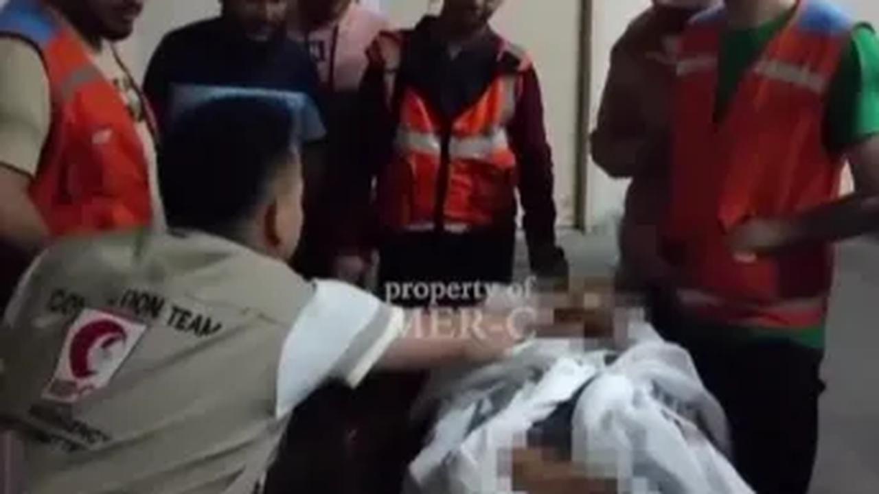 Akan tetapi, ketika Ia memberanikan diri memegang jenazah para syuhada ini, Fikri dibuat terkesima. Tangannya langsung berbau begitu wangi, bahkan dikatakan seperti habis dioleskan parfum.<br>
