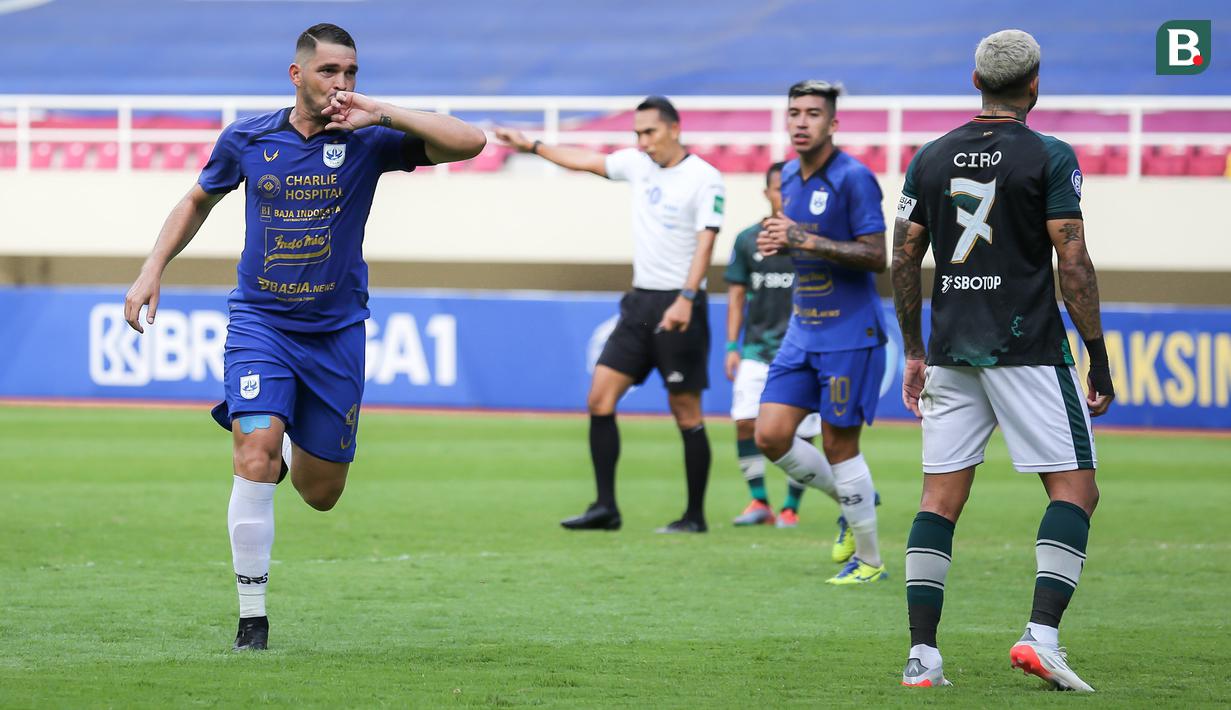 Pemain PSIS Semarang, Wallace Costa Alves (kiri) melakukan selebrasi usai mencetak gol kedua timnya ke gawang Persikabo 1973 dalam laga pekan ke-12 BRI Liga 1 2021/2022 di Stadion Manahan, Solo, Kamis (18/11/2021). (Bola.com/Bagaskara Lazuardi)
