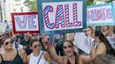 Orang-orang melakukan protes menentang mandat vaksinasi COVID-19, di New York, Rabu (25/8/2021). Persyaratan wajib vaksinasi tersebut didorong oleh lonjakan kasus virus corona Covid-19 varian delta. (AP Photo/Mary Altaffer)