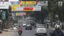Kendaraan melintas di bawah spanduk iklan penjualan properti yang menghiasi kawasan Cibubur, Jakarta, Minggu (26/8). Tingginya kebutuhan akan hunian menyebabkan banyak pengembang memasang iklan tanpa memerhatikan estetika. (Liputan6.com/Immnuel Antonius)